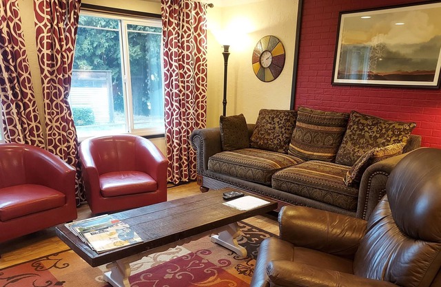 Casa limpia, tranquila y asequible con jacuzzi, NO UNA CASA DE FIESTA