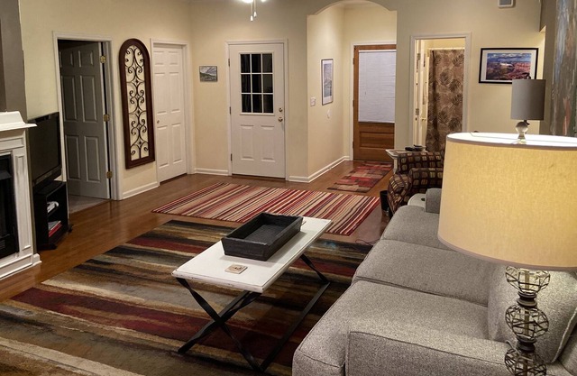 Clean & Quiet Football o Graduation Weekend Rental
