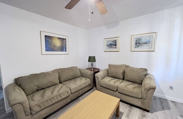 Clean remodeled 2 br apt near hospitals, UNM, stadium, airport, AFB and I-25