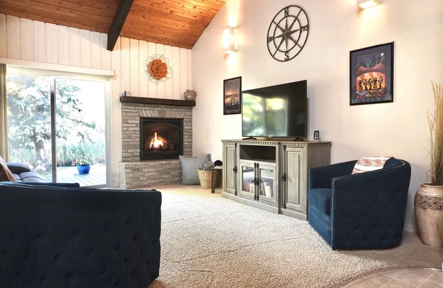 Clean Sandpoint condo in quiet lakefront community w/ pool, tennis courts