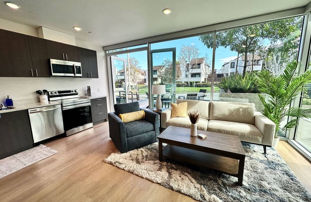 Clean & stylish with exclusive patio, king bed, secured parking, by the beach