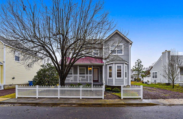 Clear Water Home Close to the Beach w/Shared Pool, Private Washer/Dryer