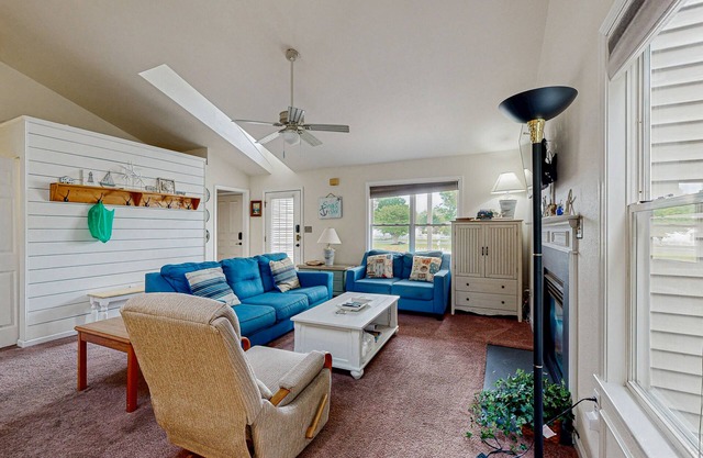 Clearwater Home Close to the Beach w/Shared Pool, Private Washer/Dryer