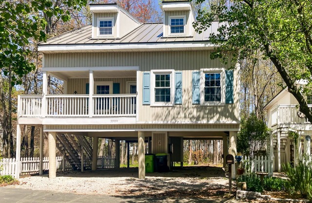 Clearwater home - Elevated dog-friendly retreat with a deck plus pool & tennis
