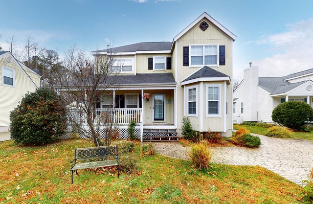 Clearwater Home, perfectly located w/Shared Pool, Private Washer/Dryer, & WiFi