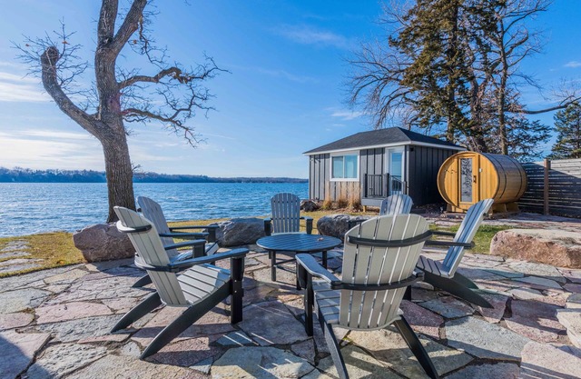 Clearwater Lake- Modern Cabin- Sauna, Kayaks and Paddle Board!