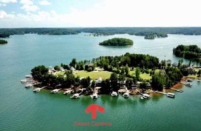 ¡Bienvenidos fanáticos de Clemson! ¡Esta temporada te espera tu fin de semana en la casa del lago! ¡VAMOS TIGRES!