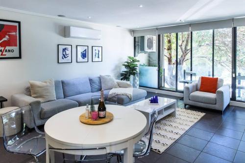 Cleo, Indoor pool and gym. Central location