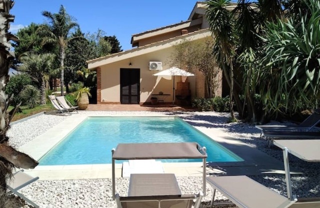 Cleo Sicilian villa: de luxe villa with sea view pool