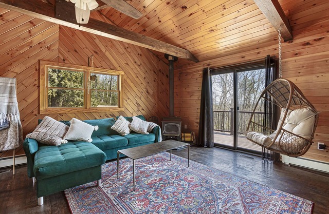 Cleo’s Cabin: Private Retreat with Fenced Dog Run