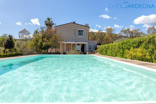 ClickSardegna Villa dei Limoni with pool close to the beach