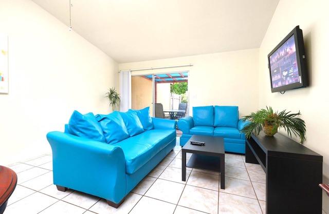Clide's Mansion, Cozy 2BD/2BA w/ Private Yard!