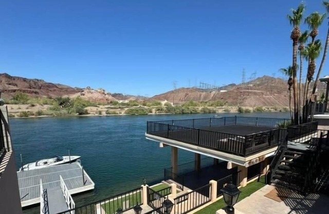 Cliff Hanger, River access with dock