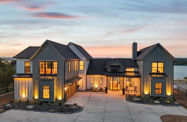 Cliff Haven 2.0: 6-7 Bdrm/ 6 Bath w/ pool/hot tub, and game garage
