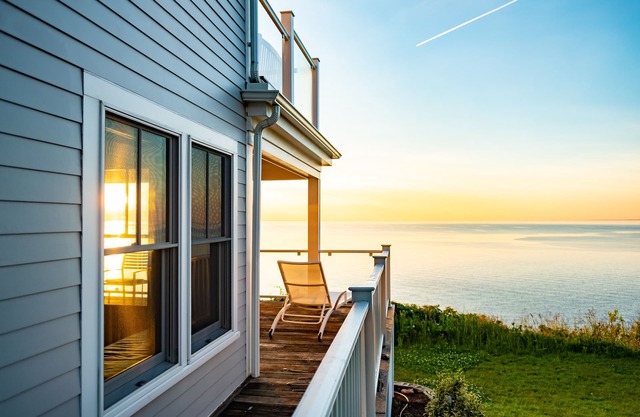 Acantilado lado casa directamente en Cape Cod Bay con playa privada
