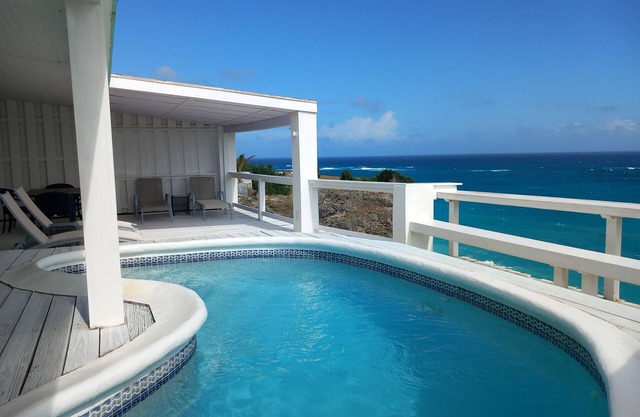 Cliffside house with stunning sea view w/ private pool 10 min walk to the beach!