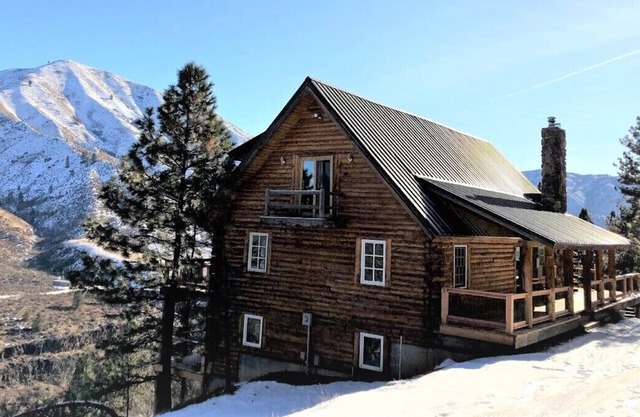 Cliffside Log Cabin w / New Large Deck para disfrutar de espectaculares vistas y vida salvaje
