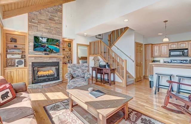 Cliffsider: cerca de High Country Attractions, ubicado en Gated Resort of Echota, cruzando la calle desde la piscina, el jacuzzi y el gimnasio, con un 10% de descuento de última hora disponible