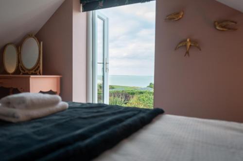 Clifftop Coastal Retreat by Sheppey Stays
