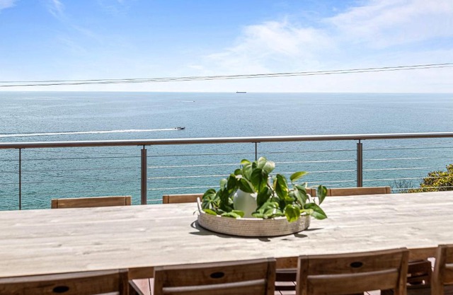 Clifftop Coastal Sanctuary with Panoramic Views
