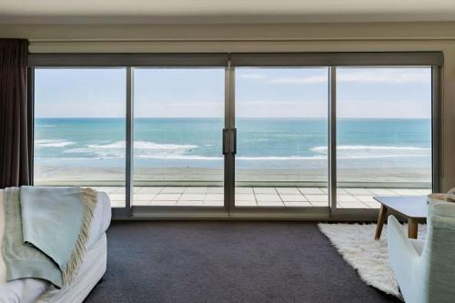 Clifftops - oceanfront retreat in Oakura Beach