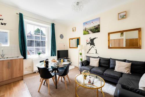 Clifton Nr Centre, Georgian Period Flat, Permit Parking x1, Garden