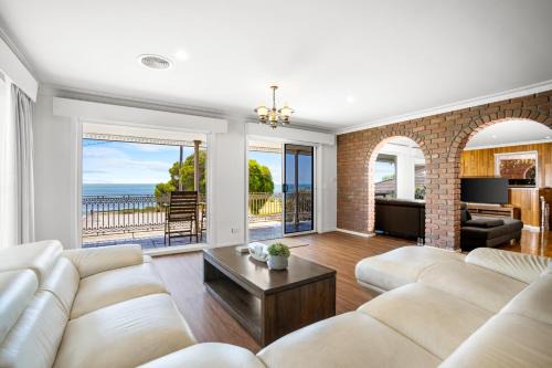 Clifton Springs Ocean View House With Woodfire Oven and BBQ