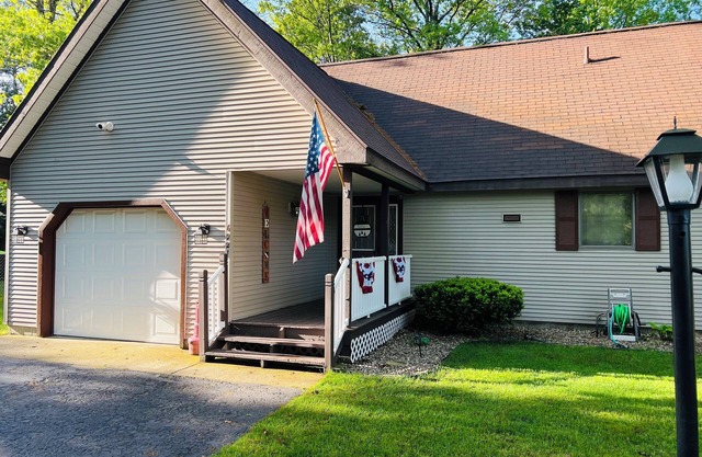 Clink’s Cabin- cozy home situated in beautiful picturesque Indian River Michigan