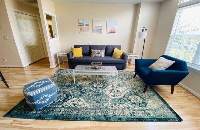 Close 2 East Beach, EOV, King Bed, Top Floor