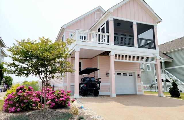 Close to beach, on the golf course in TCC! Pool, spa, and 6 seat golf cart!