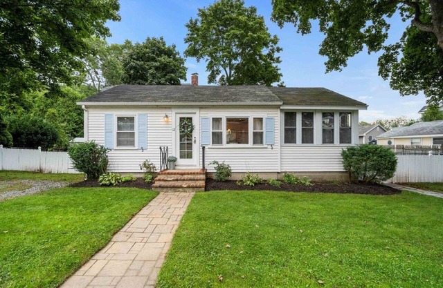 Close to Beach! Pool, Hot Tub, Firepit in Patio area & Deck.
