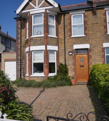 Close to beaches and town, off street parking