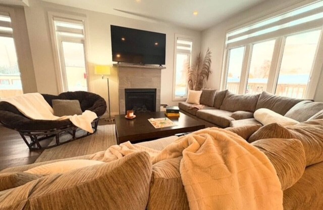 Close to Blue Mountain Sleeps 8+