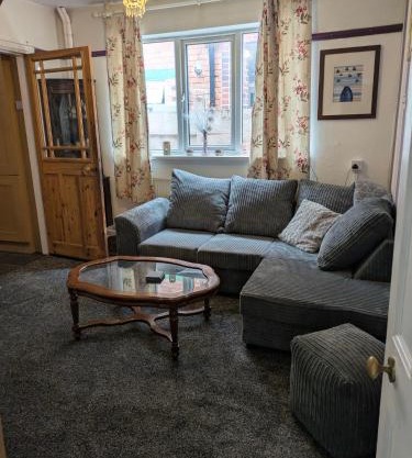 Close to City Center Bungalow walking distance to The Highcross, Abbey Park & Leicester City Long & Short Stays entire apartment with off road parking LE4