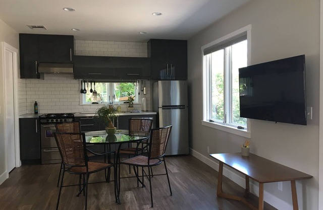 Cerca del centro y UT! Hermoso apartamento tipo estudio nuevo