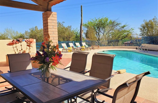 Close to Downtown, hiking trails, and U of A with Pool and Hot Tub.
