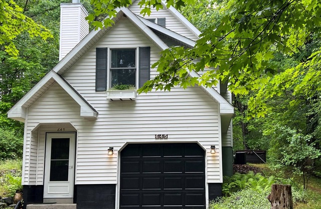 Close to downtown Leland, Fishtown, Vans Beach. Hot tub.