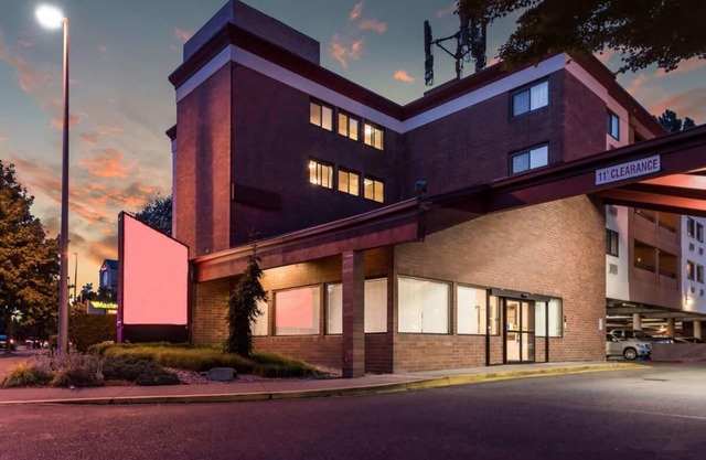 Close to Downtown! Relaxing Airport Accommodation | Budget-Friendly