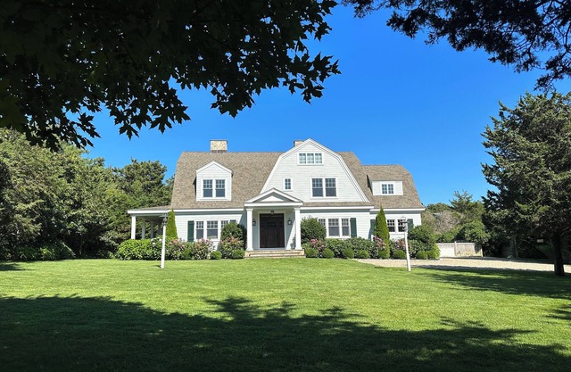 Cerca del pueblo y las playas de Edgartown Nueva Colonial holandesa personalizada con piscina