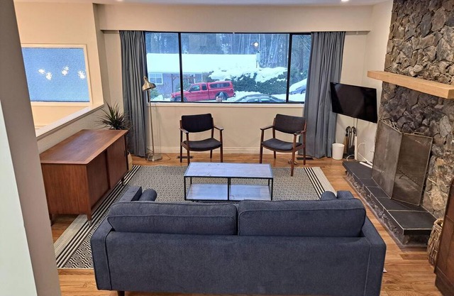 Close to ferries and airport!