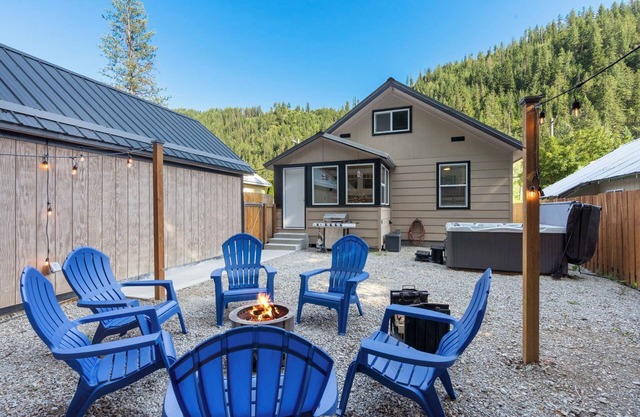 Close to Hiawatha Tr. and Skiing w/ HOT TUB