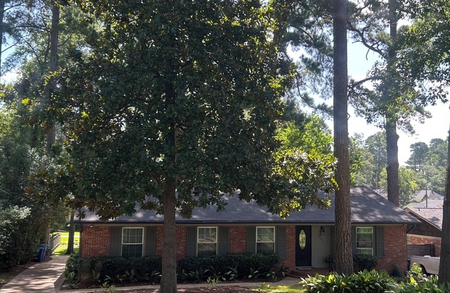 CLOSE TO HOSPITALS & NORTON ART GALLERY-LUXURY 3 BEDROOM/2 BATH HOME W/BIG YARD