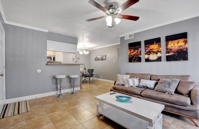 2 BR, 2 BA Conveniente, moderno y luminoso, nuevo condominio que está cerca de LV Strip.