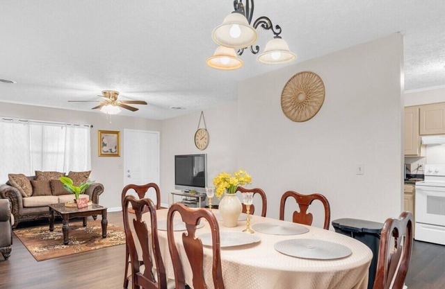 This house is a 3 bedroom(s), 1.5 bathrooms, located in Starkville, MS.