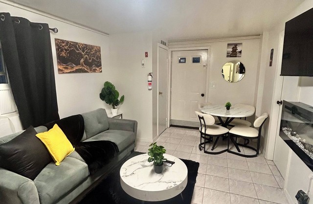 Close to NYC/EWRAirport. 3-bedroom, 1-bath. Washer/dryer available! Sleeps 6+