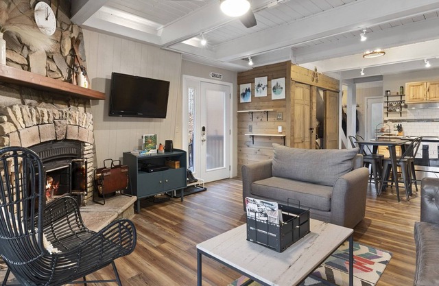 Close to Skiing & nestled between the Blue Ridge & Smoky Mountains~Pet Friendly!