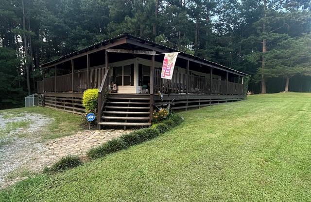 Close to Smith Lake beach and Smith Lake boat dock.Adjacent to Smith Lake Park.