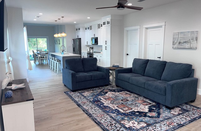 Close to Sports Complex, OWA, beaches, shopping.Central to all the fun! King bed