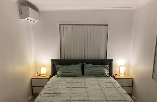 Close to the Auckland Airport. Modern big Bedroom With Attached Bathroom