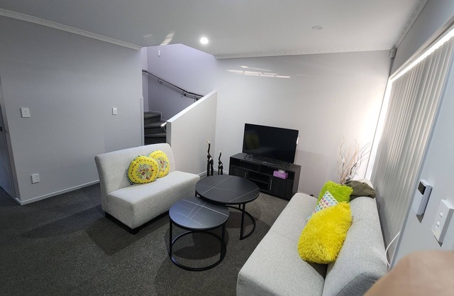 Close to the City and Airport. 3km from Eden Park.